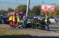 В Киеве автомобиль врезался в фонарный столб: 2 погибших, 4 раненых (обновлено)