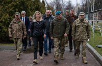  Міністерка оборони Нідерландів Кайса Оллонгрен відвідала позиції ЗСУ на сході