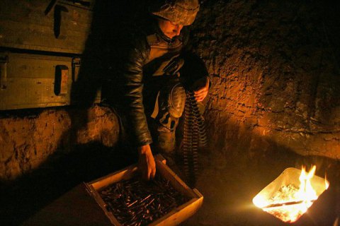 За ночь на Донбассе погиб украинский военный, двое получили ранения