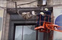 В здании Главпочтамта на Крещатике обвалился карниз