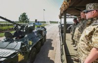Порошенко в Чугуеве передал армии более 140 единиц военной техники (обновлено)