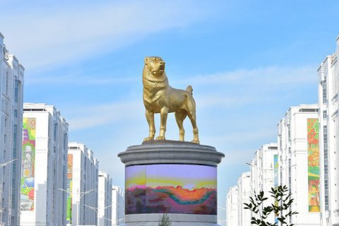 Президент Туркменистана торжественно открыл золотой 15-метровый памятник алабаю в Ашхабаде