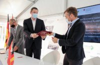 Впервые в историческом центре Киева на фасаде здания установили солнечные панели для независимого энергообеспечения