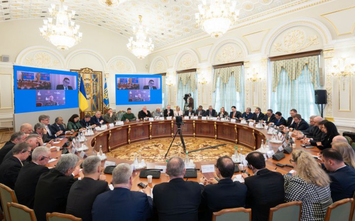 Зеленський зустрівся із дипломатами та представниками міжнародних організацій