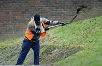 Чисора убирает мусор на улицах Лондона