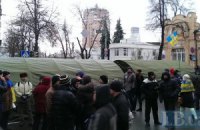 Противники власти разбивают палаточный городок возле "антимайдана" 