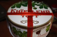 Корпорация "Рошен" через суд запатентовала красную ленту на коробках тортов