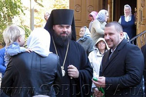 Глава налоговой приехал в Горловку устанавливать купол на церкви