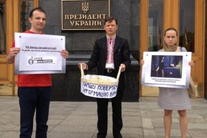 Журналисты принесли Януковичу корзину с лапшой