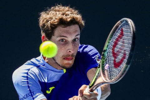 На Australian Open теннисист выиграл розыгрыш, забив мяч с чужой стороны сетки