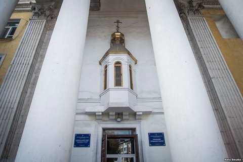 У Сімферополі силовики пошкодили руку архієпископу Клименту, блокуючи храм Київського патріархату