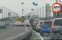Два ДТП на мосту Патона в Киеве создали большую пробку в сторону левого берега