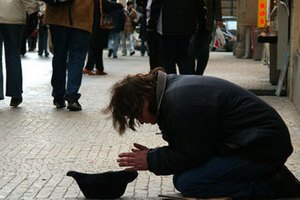 Власти Риги запретят попрошайничать в центре города
