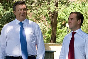 Медведев призвал Януковича не политизировать газ
