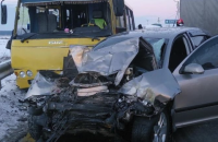 Под Львовом легковушка врезалась в автобус, есть погибший