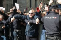 В Мадриде протестующие пенсионеры заблокировали вход в парламент