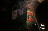 В Донецкой области спасатели потушили тепловоз, следовавший в составе с углем и серной кислотой