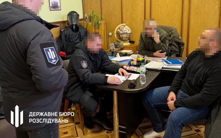 Працівник Коломийської виправної колонії бив засуджених, аби дізнатися, звідки вони дістають наркотики, - ДБР