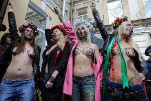 FEMEN разругались со сторонниками Тимошенко у Печерского суда
