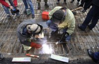 Гройсман поработал со сварочным аппаратом на мосту в Черкассах