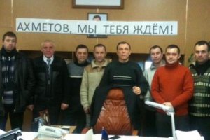 На горняков, захвативших дирекцию шахты в Свердловске, напали 40 "качков"