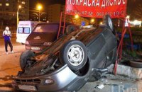 У Києві некерований Geely влетів у шиномонтаж і перекинувся