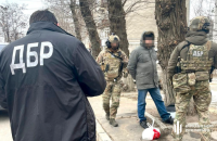 Кадровика бригади ТрО затримали через вимагання хабарів за переведення в тил