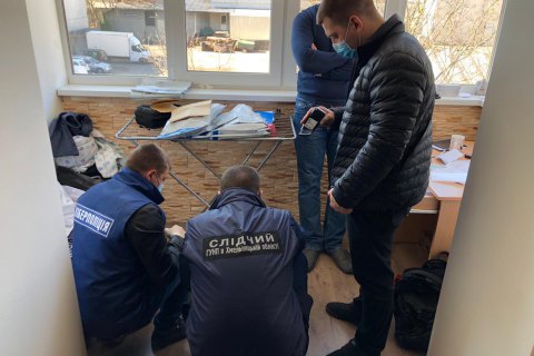 В Хмельницком продавец-консультант подглядывал пин-коды к картам покупателей и снимал с них деньги 