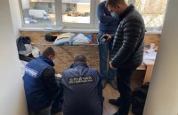 У Хмельницькому продавець-консультант підглядав пін-коди до карт покупців і знімав з них гроші