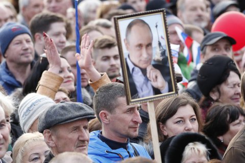 На Камчатке радиоведущая назвала электорат Путина "приматами" и потеряла работу