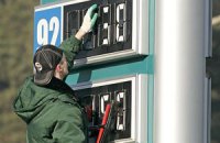 Автозаправки начали снижать цены