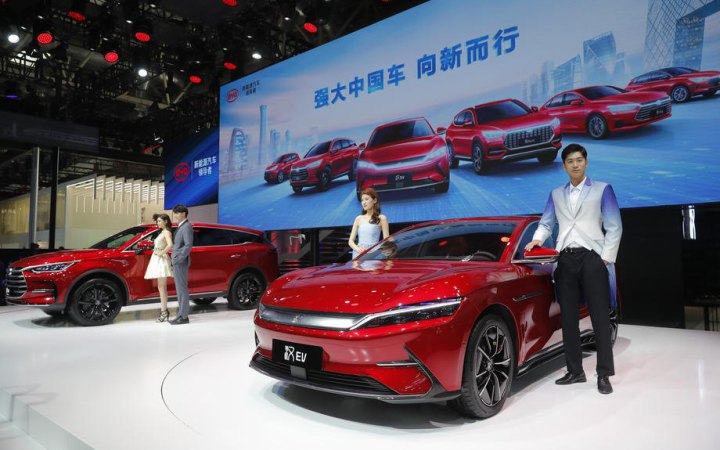 Китайська BYD вперше стала топ-виробником електрокарів у світі, обігнавши Tesla
