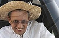 Яценюк купил на ярмарке соломенный брыль и макитру