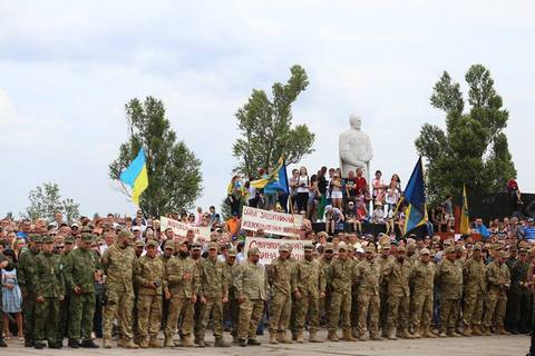 Мариуполь отпраздновал годовщину освобождения от боевиков
