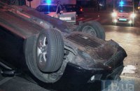 Возле Лавры автомобиль перевернулся на крышу