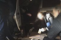 У Дніпрі впіймали на мільйонному хабарі двох державних виконавців