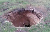 В Бахмутском районе произошел обвал земли на глубину 15 метров