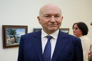 Лужков снова летит в Москву - кончилась заграничная виза