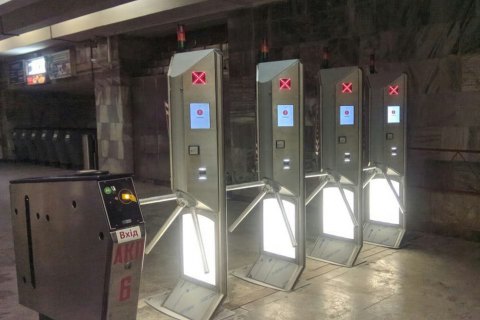 В киевском метро начали устанавливать новые украинские турникеты