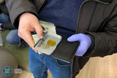 СБУ разоблачила мошенников, которые прикрывались "связями" в Офисе президента для легализации иностранцев