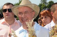 Азаров в детстве носил вышиванки