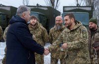 Порошенко передав бригадам на Донеччині зброю та спорядження на 28 млн грн