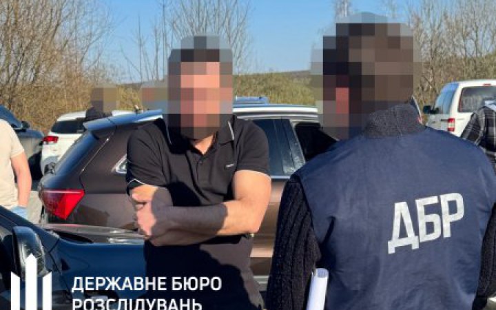 Адвоката із Львівщини підозрюють у організації виїзду чоловіка за кордон та погрозах судді
