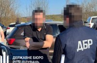 Адвоката із Львівщини підозрюють у організації виїзду чоловіка за кордон та погрозах судді