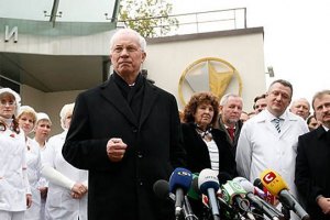Азаров трижды открывал неработающий онкоцентр