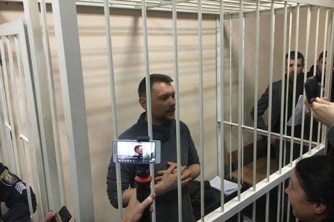 ​Одессита, повредившего топором машины на парковке суда, отправили под домашний арест
