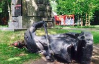 В Киеве снесли три советских памятника
