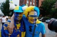 Фанаты собрались под стадионом поддержать сборную Украины
