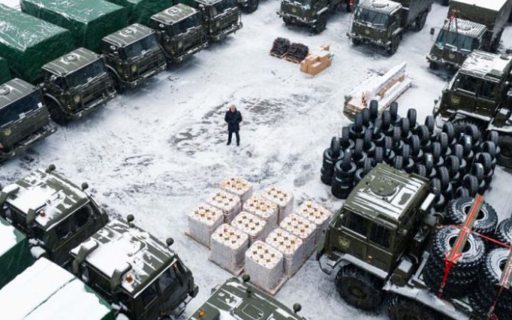 Порошенко заявив, що везе на східний фронт рекордну партію техніки – вантажівки, дрони та півтисячі шин