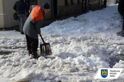 У Львові вирішили використати для боротьби з ожеледицею кавову гущу